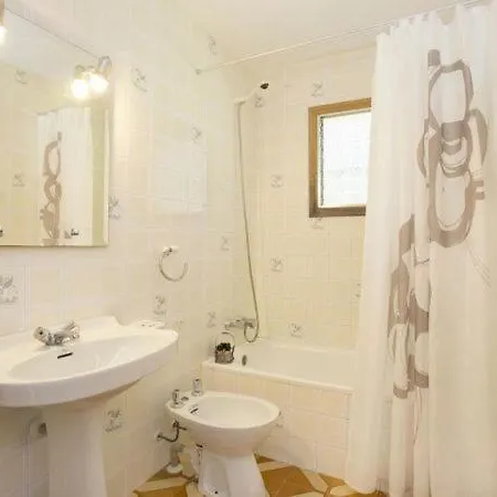 Villa Sleeps 8 With Pool Air Con And Wifi